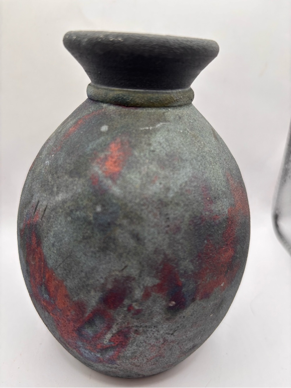 Raku Vase Rough Textured Surface and Dark Mottled Colors Signed by Graydon, 2000 - Picture 7 of 8